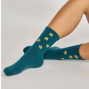 LUCKY HONEY NWT THE DAISY GRIP SOCK DEEP OCEAN FLORAL PILATES BARRE SOCKS